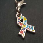 Bedeltje in de vorm van een lintje